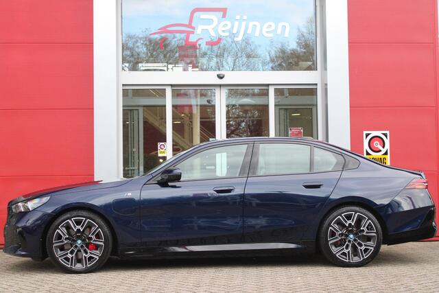 BMW 5-SERIE 550e 490PK xDRIVE | BMW INTERGRAL ACTIVE STEERING (4 WIELBESTURING) | M SPORT PRO | PANORAMA DAK | BOWERS & WILKINS PREMIUM AUDIOSYSTEM | STUUR VERWARMING | 20" LICHTMETALEN VELGEN | ICONIC GLOW GRILL | ZONNESCHERM ACHTERRUIT ELEKTRISCH | INTERIEURLIJSTEN M DONKERZILVER/CARBON FIBER | DRIVING ASSISTANT PLUS | SHADOW LINE | INNOVATIE PAKKET | TRAVEL PAKKET | COMFORT PAKKET (AUTOMATISCHE AIRCONDITIONING 4 ZONES MET AUTOMATISCHE LUCHTCIRCULATIEFUNCTIE, STOELVERWARMING VOOR + ACHTER, STOELEN ELEKTRISCH VERSTELBAAR MET MEMORY, ACTIEVE STOELVENTILATIE VOOR) | BMW INDIVIDUAL LEER MERINO SILVERSTONE/ATLAS GRIJS | COMFORT ACCES | DRAADLOZE TELEFOONLADER | DRAADLOZE APPLE CARPLAY/ANDROID AUTO | NAVIGATIE PROFFESIONAL | SFEER VERLICHTING | 360° CAMERA | ELEKTRISCH BEDIENBARE ACHTERKLEP | HEAD UP DISPLAY | ELEKTRISCH BEDIENBAAR STUURKOLOM | BMW INDIVIDUAL TANSANIT BLAU |