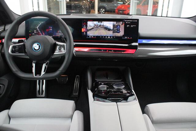 BMW 5-SERIE 550e 490PK xDRIVE | BMW INTERGRAL ACTIVE STEERING (4 WIELBESTURING) | M SPORT PRO | PANORAMA DAK | BOWERS & WILKINS PREMIUM AUDIOSYSTEM | STUUR VERWARMING | 20" LICHTMETALEN VELGEN | ICONIC GLOW GRILL | ZONNESCHERM ACHTERRUIT ELEKTRISCH | INTERIEURLIJSTEN M DONKERZILVER/CARBON FIBER | DRIVING ASSISTANT PLUS | SHADOW LINE | INNOVATIE PAKKET | TRAVEL PAKKET | COMFORT PAKKET (AUTOMATISCHE AIRCONDITIONING 4 ZONES MET AUTOMATISCHE LUCHTCIRCULATIEFUNCTIE, STOELVERWARMING VOOR + ACHTER, STOELEN ELEKTRISCH VERSTELBAAR MET MEMORY, ACTIEVE STOELVENTILATIE VOOR) | BMW INDIVIDUAL LEER MERINO SILVERSTONE/ATLAS GRIJS | COMFORT ACCES | DRAADLOZE TELEFOONLADER | DRAADLOZE APPLE CARPLAY/ANDROID AUTO | NAVIGATIE PROFFESIONAL | SFEER VERLICHTING | 360° CAMERA | ELEKTRISCH BEDIENBARE ACHTERKLEP | HEAD UP DISPLAY | ELEKTRISCH BEDIENBAAR STUURKOLOM | BMW INDIVIDUAL TANSANIT BLAU |