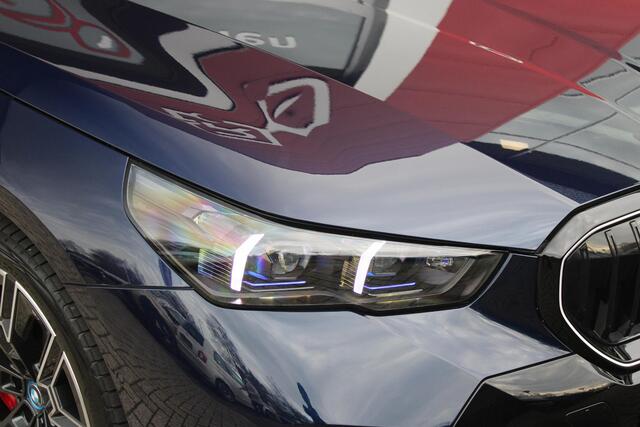 BMW 5-SERIE 550e 490PK xDRIVE | BMW INTERGRAL ACTIVE STEERING (4 WIELBESTURING) | M SPORT PRO | PANORAMA DAK | BOWERS & WILKINS PREMIUM AUDIOSYSTEM | STUUR VERWARMING | 20" LICHTMETALEN VELGEN | ICONIC GLOW GRILL | ZONNESCHERM ACHTERRUIT ELEKTRISCH | INTERIEURLIJSTEN M DONKERZILVER/CARBON FIBER | DRIVING ASSISTANT PLUS | SHADOW LINE | INNOVATIE PAKKET | TRAVEL PAKKET | COMFORT PAKKET (AUTOMATISCHE AIRCONDITIONING 4 ZONES MET AUTOMATISCHE LUCHTCIRCULATIEFUNCTIE, STOELVERWARMING VOOR + ACHTER, STOELEN ELEKTRISCH VERSTELBAAR MET MEMORY, ACTIEVE STOELVENTILATIE VOOR) | BMW INDIVIDUAL LEER MERINO SILVERSTONE/ATLAS GRIJS | COMFORT ACCES | DRAADLOZE TELEFOONLADER | DRAADLOZE APPLE CARPLAY/ANDROID AUTO | NAVIGATIE PROFFESIONAL | SFEER VERLICHTING | 360° CAMERA | ELEKTRISCH BEDIENBARE ACHTERKLEP | HEAD UP DISPLAY | ELEKTRISCH BEDIENBAAR STUURKOLOM | BMW INDIVIDUAL TANSANIT BLAU |