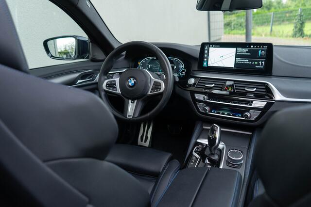BMW 5-SERIE 530e M Sport / M Sportstoelen/ Schuif-kanteldak/ Harman Kardon/ Head-up/ 210 kW