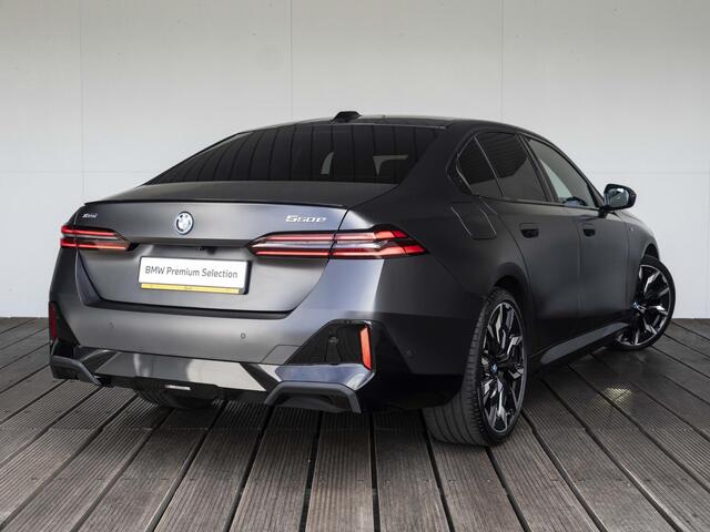 BMW 5-SERIE 550e xDrive | M Sportpakket Pro | Comfort Access | Driving Assistant Plus | Bowers & Wilkins | Glazen Panoramadak | 21 inch | Trekhaak