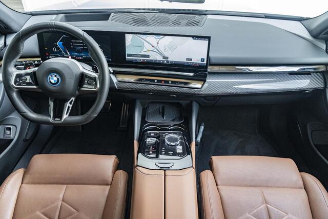 BMW 5-SERIE 550e xDrive | M Sportpakket Pro | Comfort Access | Driving Assistant Plus | Bowers & Wilkins | Glazen Panoramadak | 21 inch | Trekhaak