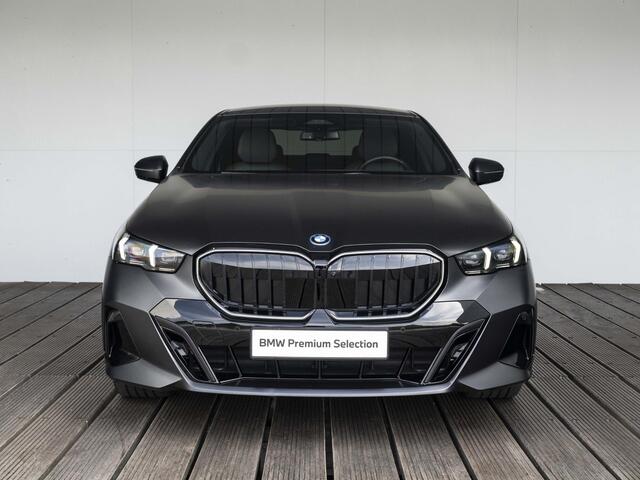BMW 5-SERIE 550e xDrive | M Sportpakket Pro | Comfort Access | Driving Assistant Plus | Bowers & Wilkins | Glazen Panoramadak | 21 inch | Trekhaak