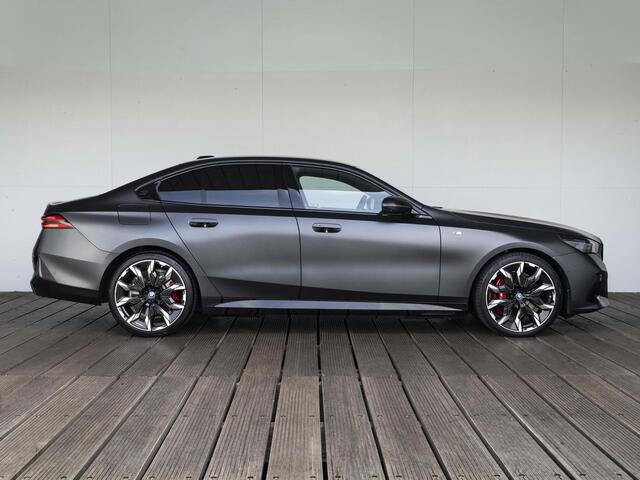 BMW 5-SERIE 550e xDrive | M Sportpakket Pro | Comfort Access | Driving Assistant Plus | Bowers & Wilkins | Glazen Panoramadak | 21 inch | Trekhaak