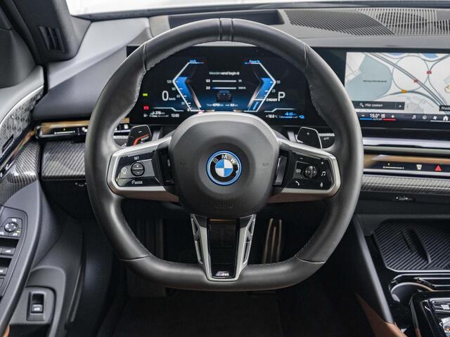 BMW 5-SERIE 550e xDrive | M Sportpakket Pro | Comfort Access | Driving Assistant Plus | Bowers & Wilkins | Glazen Panoramadak | 21 inch | Trekhaak