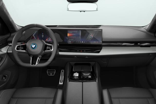 BMW 5-SERIE Touring 530e M Sport Pro Edition | M Sportpakket Pro | Innovation Pack | Travel Pack | Comfort Pack