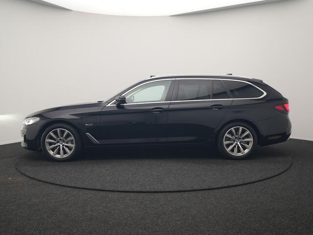 BMW 5-SERIE Touring 530e xDrive Business Edition Plus 293pk Dealer O.H. | Panodak | Adaptive Cruise | Head Up | Laser LED | 360 Camera | Lederen Comfortzetels Verwarmd | Sfeerverlichting | Keyless | Blis | Apple Carplay | Hifi Audio | Navigatie | DAB | Plug In Hybrid |