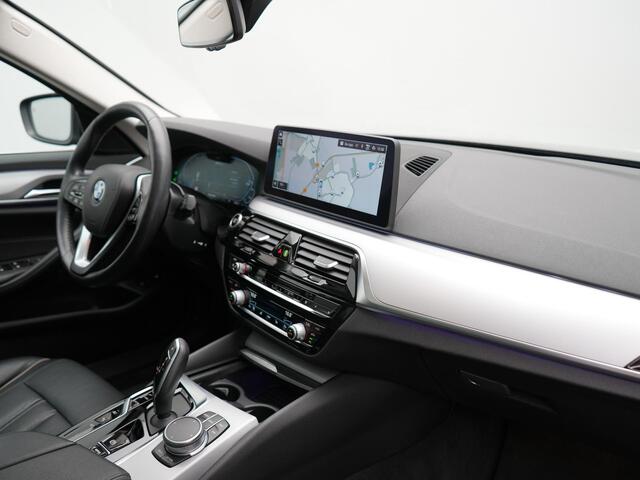BMW 5-SERIE Touring 530e xDrive Business Edition Plus 293pk Dealer O.H. | Panodak | Adaptive Cruise | Head Up | Laser LED | 360 Camera | Lederen Comfortzetels Verwarmd | Sfeerverlichting | Keyless | Blis | Apple Carplay | Hifi Audio | Navigatie | DAB | Plug In Hybrid |