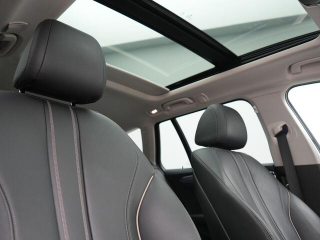 BMW 5-SERIE Touring 530e xDrive Business Edition Plus 293pk Dealer O.H. | Panodak | Adaptive Cruise | Head Up | Laser LED | 360 Camera | Lederen Comfortzetels Verwarmd | Sfeerverlichting | Keyless | Blis | Apple Carplay | Hifi Audio | Navigatie | DAB | Plug In Hybrid |
