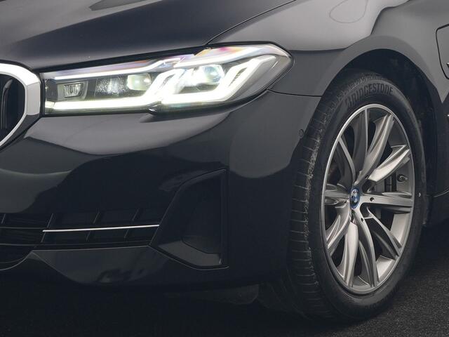 BMW 5-SERIE Touring 530e xDrive Business Edition Plus 293pk Dealer O.H. | Panodak | Adaptive Cruise | Head Up | Laser LED | 360 Camera | Lederen Comfortzetels Verwarmd | Sfeerverlichting | Keyless | Blis | Apple Carplay | Hifi Audio | Navigatie | DAB | Plug In Hybrid |
