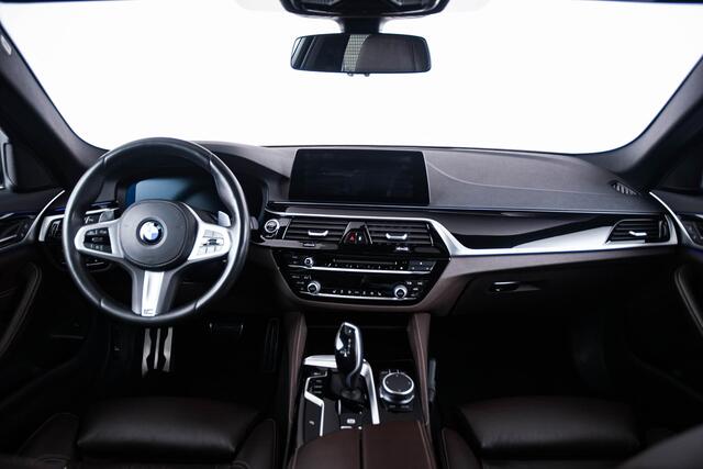 BMW 5-SERIE 520i High Executive Edition M Sport - Panoramadak - Head up - Driving/Parking Assistant - Comforstoelen - Elektrisch verwarmde voorstoelen - Navigatiesysteem Professional -
