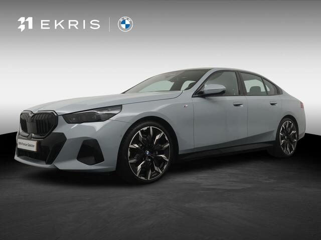 BMW 5-SERIE 520i M Sport Pro | Glazen Panoramadak | Trekhaak Elektrisch | Stuur- en Stoelverwarming voor en achter | Harman Kardon | Driving Assistant Professional | Head-Up Display |