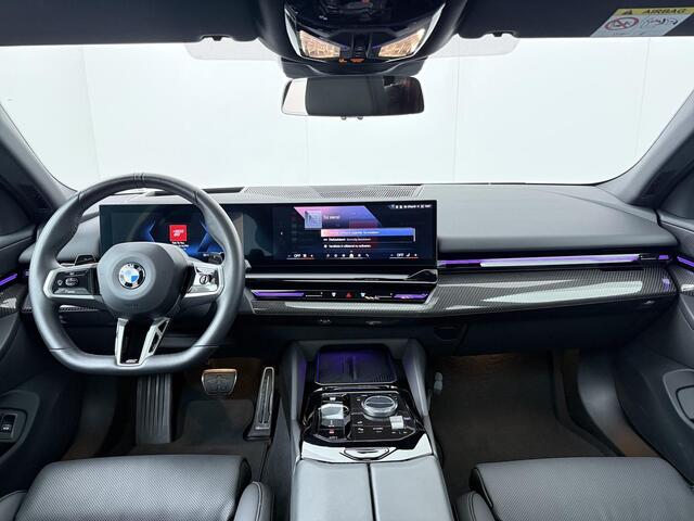 BMW 5-SERIE 520i M Sport Pro | Glazen Panoramadak | Trekhaak Elektrisch | Stuur- en Stoelverwarming voor en achter | Harman Kardon | Driving Assistant Professional | Head-Up Display |