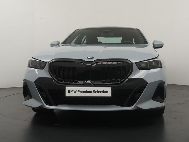 BMW 5-SERIE 520i M Sport Pro | Glazen Panoramadak | Trekhaak Elektrisch | Stuur- en Stoelverwarming voor en achter | Harman Kardon | Driving Assistant Professional | Head-Up Display |