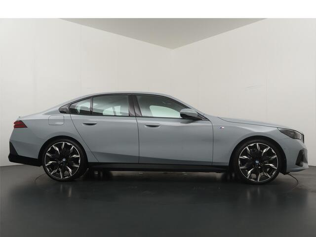 BMW 5-SERIE 520i M Sport Pro | Glazen Panoramadak | Trekhaak Elektrisch | Stuur- en Stoelverwarming voor en achter | Harman Kardon | Driving Assistant Professional | Head-Up Display |