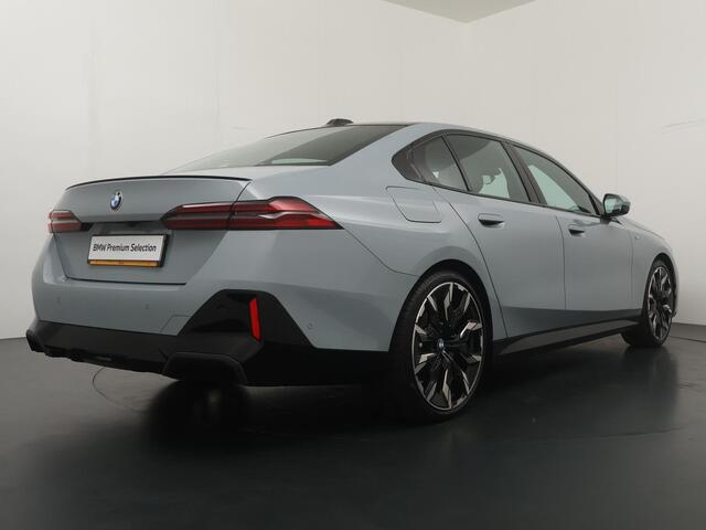 BMW 5-SERIE 520i M Sport Pro | Glazen Panoramadak | Trekhaak Elektrisch | Stuur- en Stoelverwarming voor en achter | Harman Kardon | Driving Assistant Professional | Head-Up Display |