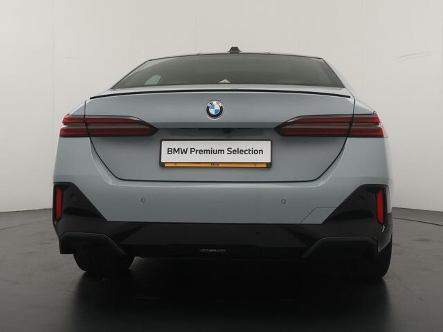 BMW 5-SERIE 520i M Sport Pro | Glazen Panoramadak | Trekhaak Elektrisch | Stuur- en Stoelverwarming voor en achter | Harman Kardon | Driving Assistant Professional | Head-Up Display |