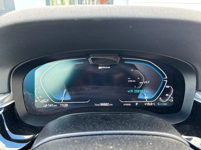 BMW 5-SERIE Touring 530e xDrive Business Edition Plus M Sport | Panoramadak | Stoelverwarming | Stuurverwarming | M Sport Remmen | Keyless | Elektrische Stoelen | Ambiance Verlichting | Laser LED | Adaptive Cruise Control | Driving Assistant Professiona