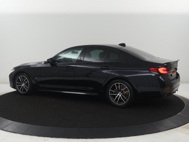 BMW 5-SERIE 520i M-Sport | Leder | Stoelverwarming | Cruise control | Camera | Park assist | Navigatie | Carplay | Sfeerverlichting | Climate control | Full LED