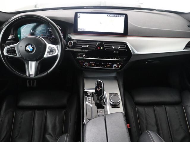 BMW 5-SERIE 520i M-Sport | Leder | Stoelverwarming | Cruise control | Camera | Park assist | Navigatie | Carplay | Sfeerverlichting | Climate control | Full LED