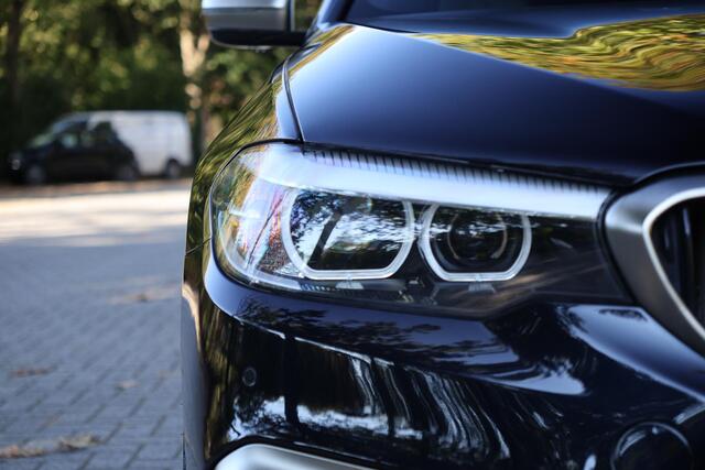 BMW 5-SERIE M550i xDrive Executive M-Sport | Merino leder | 20" | Driving Assistent Plus | Comfort stoel met geheugen | Real-Time Traffic information | Zonnerolgordijnen achter | Stoelverwarming voor en achter | Etc.