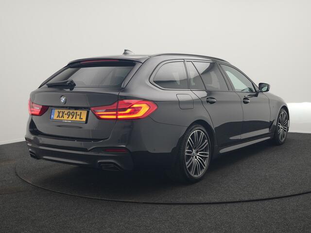 BMW 5-SERIE Touring 520i M Sport 184pk Dealer O.H. | Panodak | Head Up | 360 Camera | Lederen Comfortzetels Memory & Verwarmd | Sfeerverlichting | Blis | Apple Carplay | Stuur Verwarmd | Adaptive LED | Navigatie | DAB | 19"L.M |