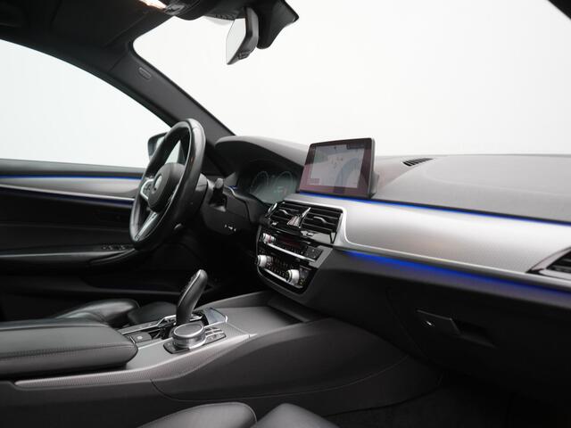 BMW 5-SERIE Touring 520i M Sport 184pk Dealer O.H. | Panodak | Head Up | 360 Camera | Lederen Comfortzetels Memory & Verwarmd | Sfeerverlichting | Blis | Apple Carplay | Stuur Verwarmd | Adaptive LED | Navigatie | DAB | 19"L.M |