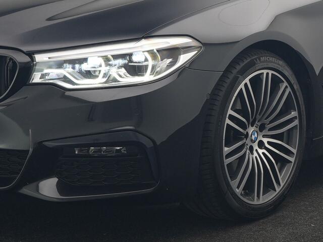 BMW 5-SERIE Touring 520i M Sport 184pk Dealer O.H. | Panodak | Head Up | 360 Camera | Lederen Comfortzetels Memory & Verwarmd | Sfeerverlichting | Blis | Apple Carplay | Stuur Verwarmd | Adaptive LED | Navigatie | DAB | 19"L.M |