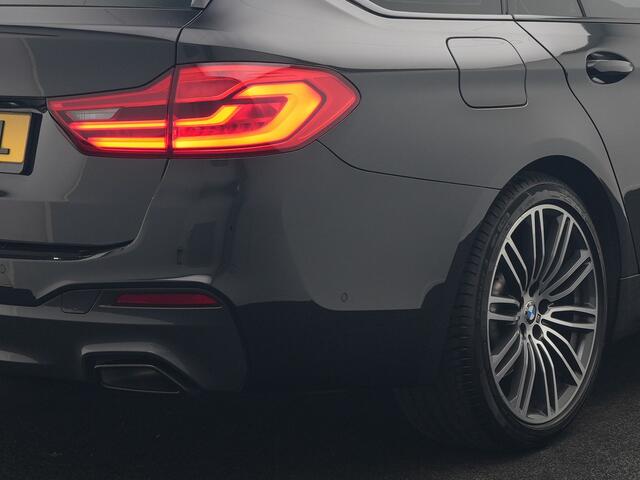BMW 5-SERIE Touring 520i M Sport 184pk Dealer O.H. | Panodak | Head Up | 360 Camera | Lederen Comfortzetels Memory & Verwarmd | Sfeerverlichting | Blis | Apple Carplay | Stuur Verwarmd | Adaptive LED | Navigatie | DAB | 19"L.M |