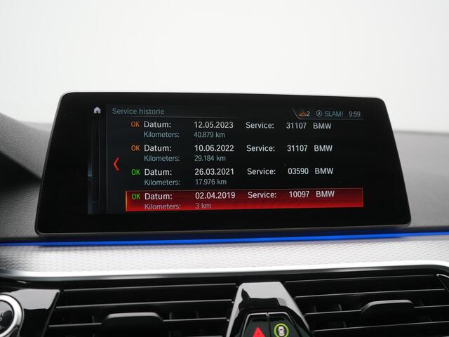 BMW 5-SERIE Touring 520i M Sport 184pk Dealer O.H. | Panodak | Head Up | 360 Camera | Lederen Comfortzetels Memory & Verwarmd | Sfeerverlichting | Blis | Apple Carplay | Stuur Verwarmd | Adaptive LED | Navigatie | DAB | 19"L.M |