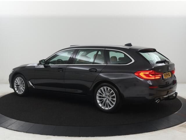 BMW 5-SERIE Touring 530i xDrive High Executive | Pano.Dak | Trekhaak | Head-Up | Camera | Stoelverwarming | Stuurwielverwarming |