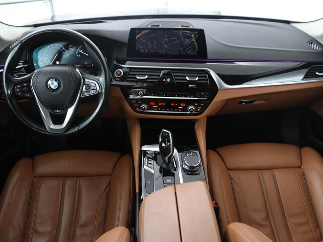 BMW 5-SERIE Touring 530i xDrive High Executive | Pano.Dak | Trekhaak | Head-Up | Camera | Stoelverwarming | Stuurwielverwarming |