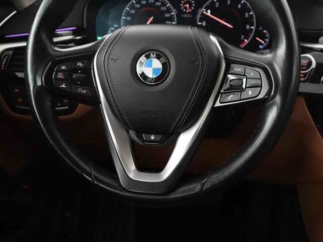 BMW 5-SERIE Touring 530i xDrive High Executive | Pano.Dak | Trekhaak | Head-Up | Camera | Stoelverwarming | Stuurwielverwarming |