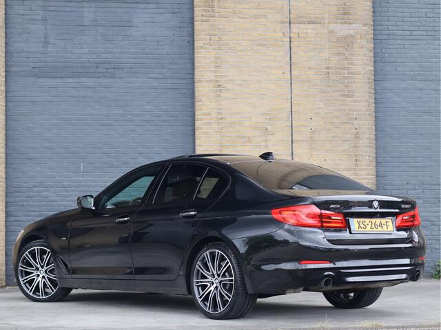 BMW 5-SERIE 530i xDrive Sport Line | HUD | Comfortstoelen | Schuif-/kanteldak | 759i Individual