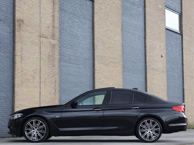 BMW 5-SERIE 530i xDrive Sport Line | HUD | Comfortstoelen | Schuif-/kanteldak | 759i Individual