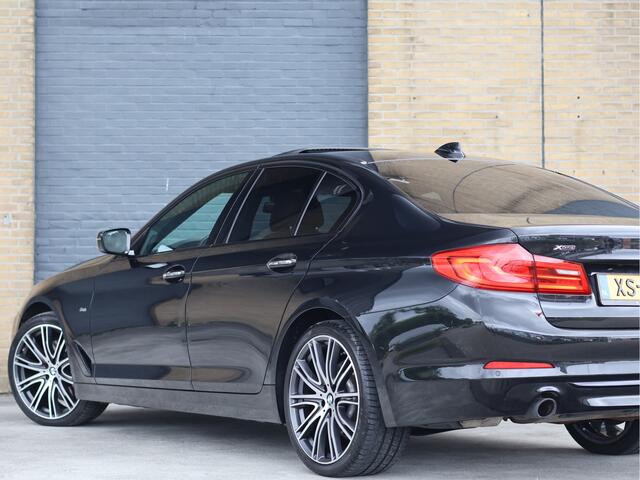 BMW 5-SERIE 530i xDrive Sport Line | HUD | Comfortstoelen | Schuif-/kanteldak | 759i Individual