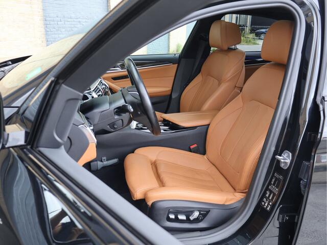 BMW 5-SERIE 530i xDrive Sport Line | HUD | Comfortstoelen | Schuif-/kanteldak | 759i Individual