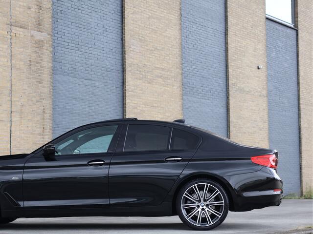 BMW 5-SERIE 530i xDrive Sport Line | HUD | Comfortstoelen | Schuif-/kanteldak | 759i Individual