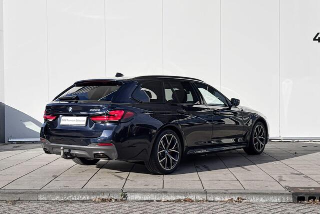 BMW 5-SERIE Touring 530e M-Sport M-Sport Pro / Driving Assistant Professional / Comfort Acces / Electrische Trekhaak / Harman Kardon Audio / Glazen Schuifdak / Head Up Display / Getinte Ramen / Stuurwielrandverwarming