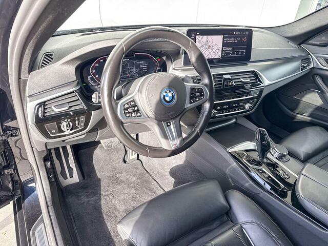 BMW 5-SERIE Touring 530e M-Sport M-Sport Pro / Driving Assistant Professional / Comfort Acces / Electrische Trekhaak / Harman Kardon Audio / Glazen Schuifdak / Head Up Display / Getinte Ramen / Stuurwielrandverwarming