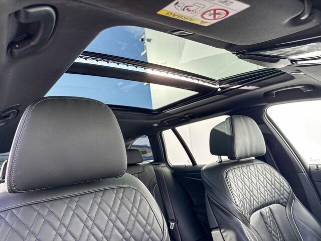 BMW 5-SERIE Touring 530e M-Sport M-Sport Pro / Driving Assistant Professional / Comfort Acces / Electrische Trekhaak / Harman Kardon Audio / Glazen Schuifdak / Head Up Display / Getinte Ramen / Stuurwielrandverwarming