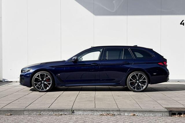 BMW 5-SERIE Touring 540d xDrive High Executive M-Sport 20 Inch / Stoelverwarming voor + Achter / Stuurwielrand verwarming / Glazen Schuifdak / Comfort Acces / Electrische Zwenkhaak / Soft Close / Getinte Ramen Achter / Stand kachel / Stoelventilatie / Driving Prof / Head Up Display / Harman kardon