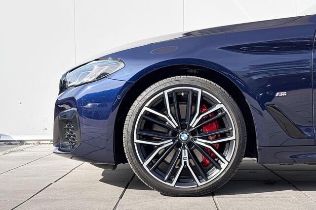 BMW 5-SERIE Touring 540d xDrive High Executive M-Sport 20 Inch / Stoelverwarming voor + Achter / Stuurwielrand verwarming / Glazen Schuifdak / Comfort Acces / Electrische Zwenkhaak / Soft Close / Getinte Ramen Achter / Stand kachel / Stoelventilatie / Driving Prof / Head Up Display / Harman kardon