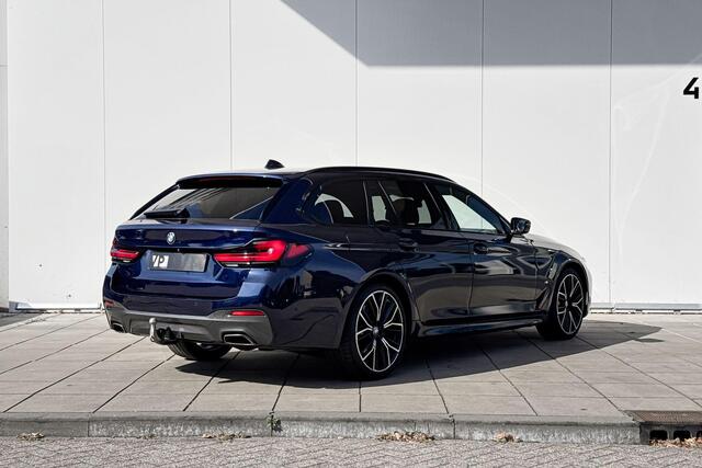 BMW 5-SERIE Touring 540d xDrive High Executive M-Sport 20 Inch / Stoelverwarming voor + Achter / Stuurwielrand verwarming / Glazen Schuifdak / Comfort Acces / Electrische Zwenkhaak / Soft Close / Getinte Ramen Achter / Stand kachel / Stoelventilatie / Driving Prof / Head Up Display / Harman kardon