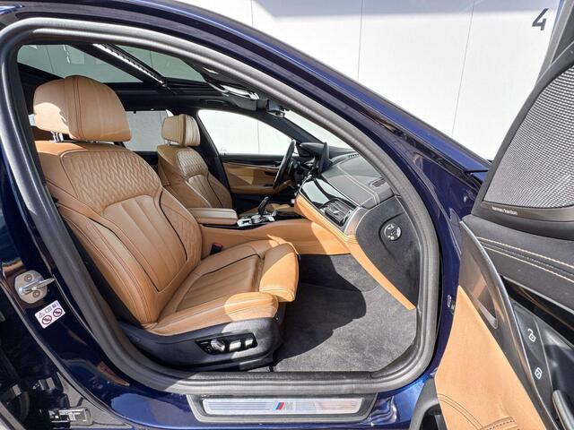 BMW 5-SERIE Touring 540d xDrive High Executive M-Sport 20 Inch / Stoelverwarming voor + Achter / Stuurwielrand verwarming / Glazen Schuifdak / Comfort Acces / Electrische Zwenkhaak / Soft Close / Getinte Ramen Achter / Stand kachel / Stoelventilatie / Driving Prof / Head Up Display / Harman kardon