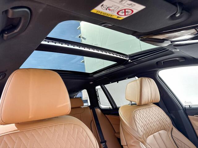 BMW 5-SERIE Touring 540d xDrive High Executive M-Sport 20 Inch / Stoelverwarming voor + Achter / Stuurwielrand verwarming / Glazen Schuifdak / Comfort Acces / Electrische Zwenkhaak / Soft Close / Getinte Ramen Achter / Stand kachel / Stoelventilatie / Driving Prof / Head Up Display / Harman kardon