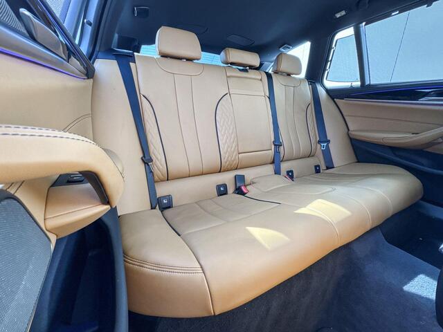 BMW 5-SERIE Touring 540d xDrive High Executive M-Sport 20 Inch / Stoelverwarming voor + Achter / Stuurwielrand verwarming / Glazen Schuifdak / Comfort Acces / Electrische Zwenkhaak / Soft Close / Getinte Ramen Achter / Stand kachel / Stoelventilatie / Driving Prof / Head Up Display / Harman kardon