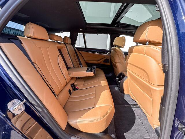 BMW 5-SERIE Touring 540d xDrive High Executive M-Sport 20 Inch / Stoelverwarming voor + Achter / Stuurwielrand verwarming / Glazen Schuifdak / Comfort Acces / Electrische Zwenkhaak / Soft Close / Getinte Ramen Achter / Stand kachel / Stoelventilatie / Driving Prof / Head Up Display / Harman kardon