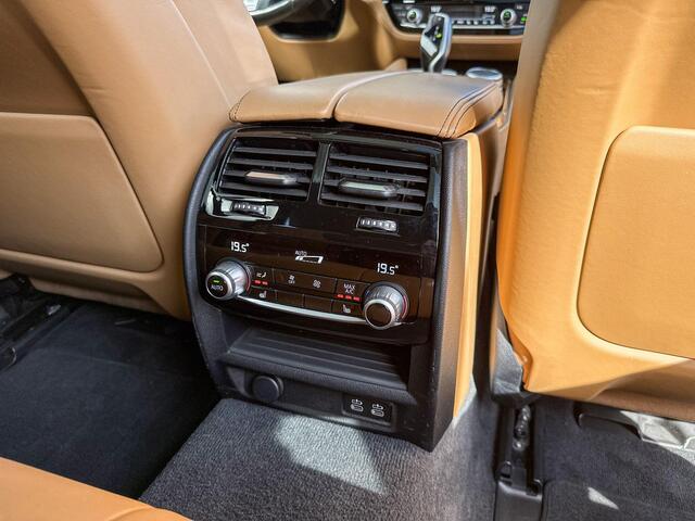 BMW 5-SERIE Touring 540d xDrive High Executive M-Sport 20 Inch / Stoelverwarming voor + Achter / Stuurwielrand verwarming / Glazen Schuifdak / Comfort Acces / Electrische Zwenkhaak / Soft Close / Getinte Ramen Achter / Stand kachel / Stoelventilatie / Driving Prof / Head Up Display / Harman kardon