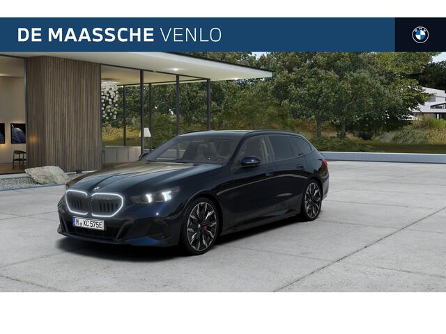 BMW 5-SERIE Touring 530e M Sport Automaat / Panoramadak / Trekhaak / Bowers & Wilkins / M Multifunctionele Stoelen / Parking Assistant Plus / Adaptieve LED